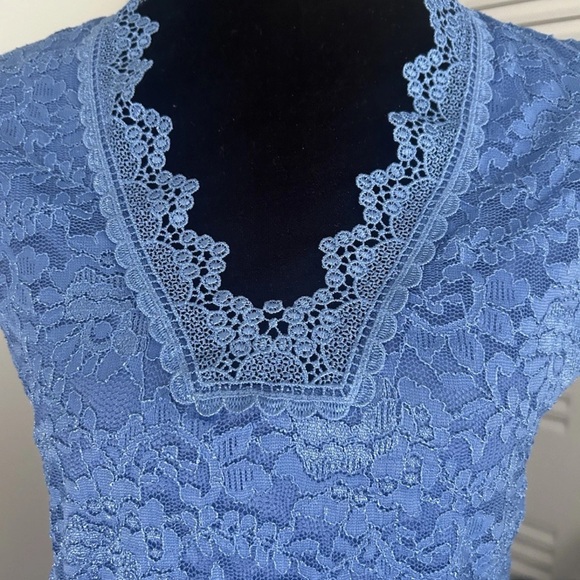 Karl Lagerfeld Paris Blue Lace V-Neck Sleeveless Women's Top - Picture 2 of 10